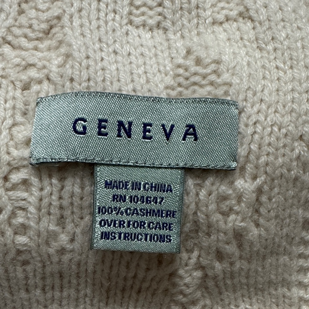 Geneva Cashmere Scarf with Cable Pattern - Picture 2 of 7